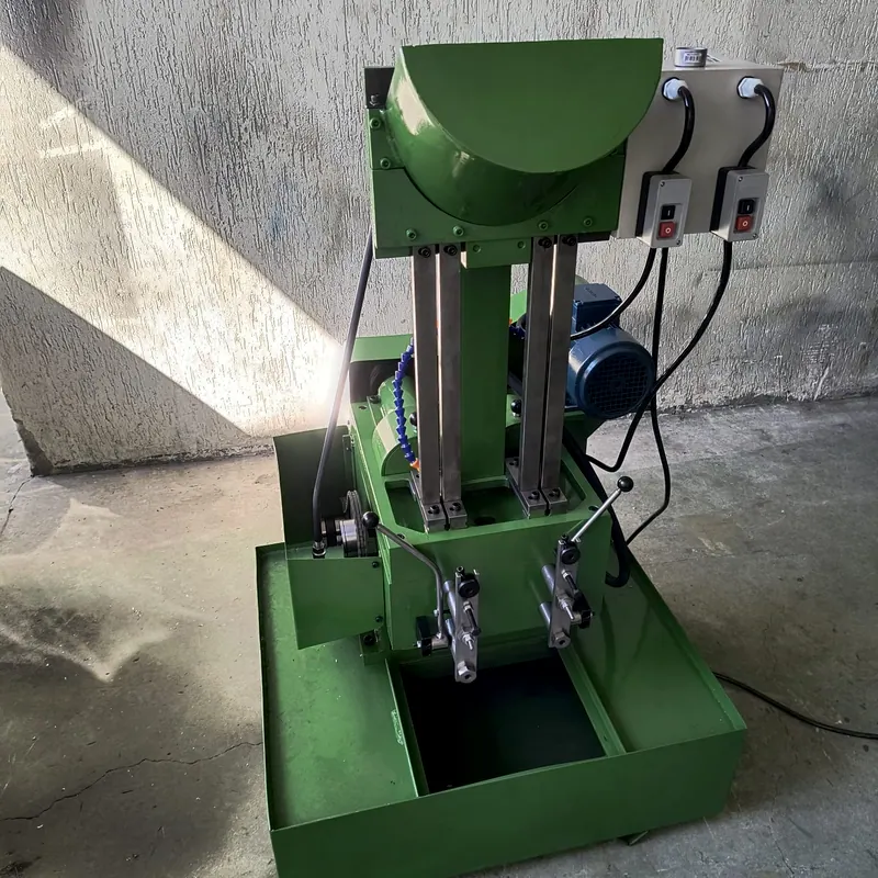 Máquina verde com motor elétrico e painel de comando, montada na oficina